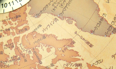 精密な海岸線が再現された地球儀