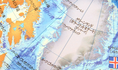 精密な海岸線が再現された地球儀